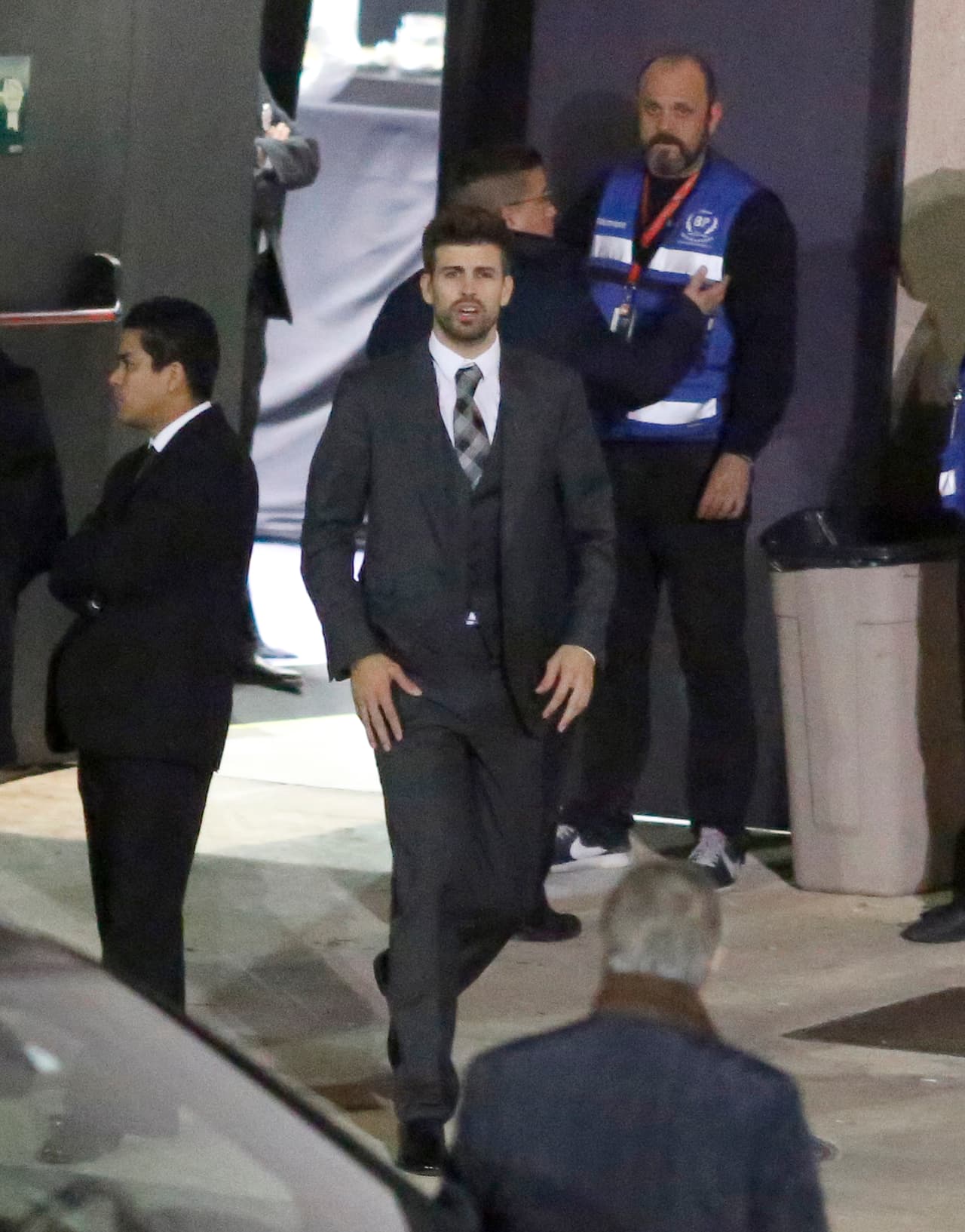 Piqué muy elegante con su impecable traje.