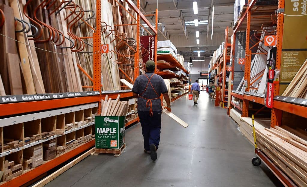 La empresa de hogar y materiales 
<b>Home Depot</b> también paga a su trabajador medio menos de $30,000, pero ha aumentado su salario un 27%, al pasar de $22,652 en 2019 a $28,697 en 2021
<br>