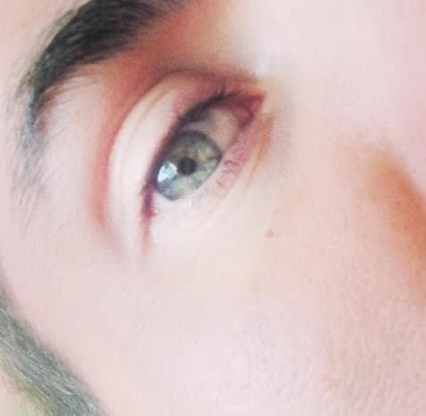 Sus hermosos ojos verdes son hipnóticos.