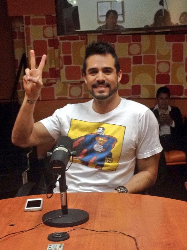 Pero este galán tiene mucho más para enamorarnos.