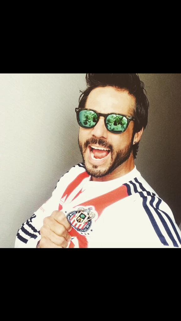 Cuando José era pequeño, su papá lo metió al equipo de fútbol infantil del Guadalajara pues su sueño era ser futbolista.