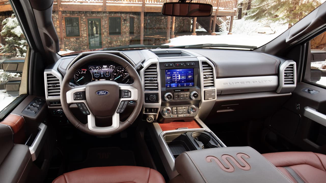 También como equipo estándar para todos los niveles de equipamiento a partir del nivel XLT, la línea Ford Serie-F Super Duty cuenta con 
<b>toques de tecnología moderna </b>como superficies de carga inalámbrica y conectores USB-C para cargar teléfonos, tabletas y otros aparatos.