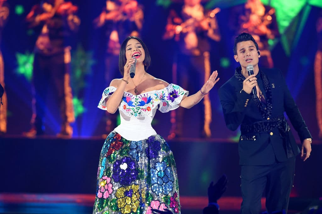Flores de colores y hombros al descubierto, enmarcaron su intepretación junto a Pipe Bueno y Christian Nodal, con quienes realizó un homenaje a la música mexicana.