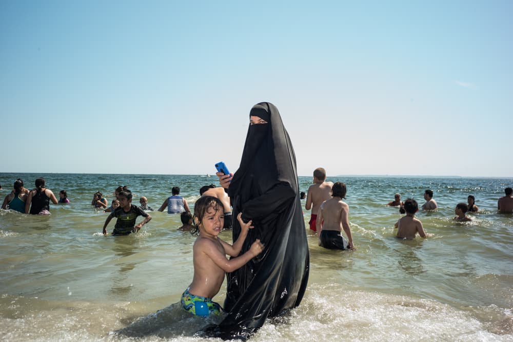 Di Camillo no requiere de teleobjetivos para acercarse a sus personajes, se aproxima física y emocionalmente a ellos. Entra en el espacio de cada sujeto para explorarlo, no solo para llevarse algo, sino dejando mucho de sí mismo. “Me gano la confianza de las personas que quiero retratar, al hacerles entender que son más importantes que cualquier fotografía. Explico a cada quien el por qué quiero hacer la foto, les hago entender qué es, que quiero celebrar la vida en la forma que conozco, con la fotografía que es mi medio”, contó a 
<b>Univision</b> el artista, que intenta representar la belleza que hay en la diversidad. 
<a href="http://donatodicamillo.com/">Foto: Donato Di Camillo/donatodicamillo.com</a>