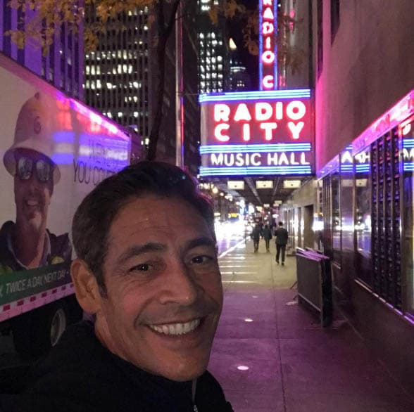 Johnny Lozada disfrutando de una noche de gratos recuerdos. (Noviembre 3, 2016)