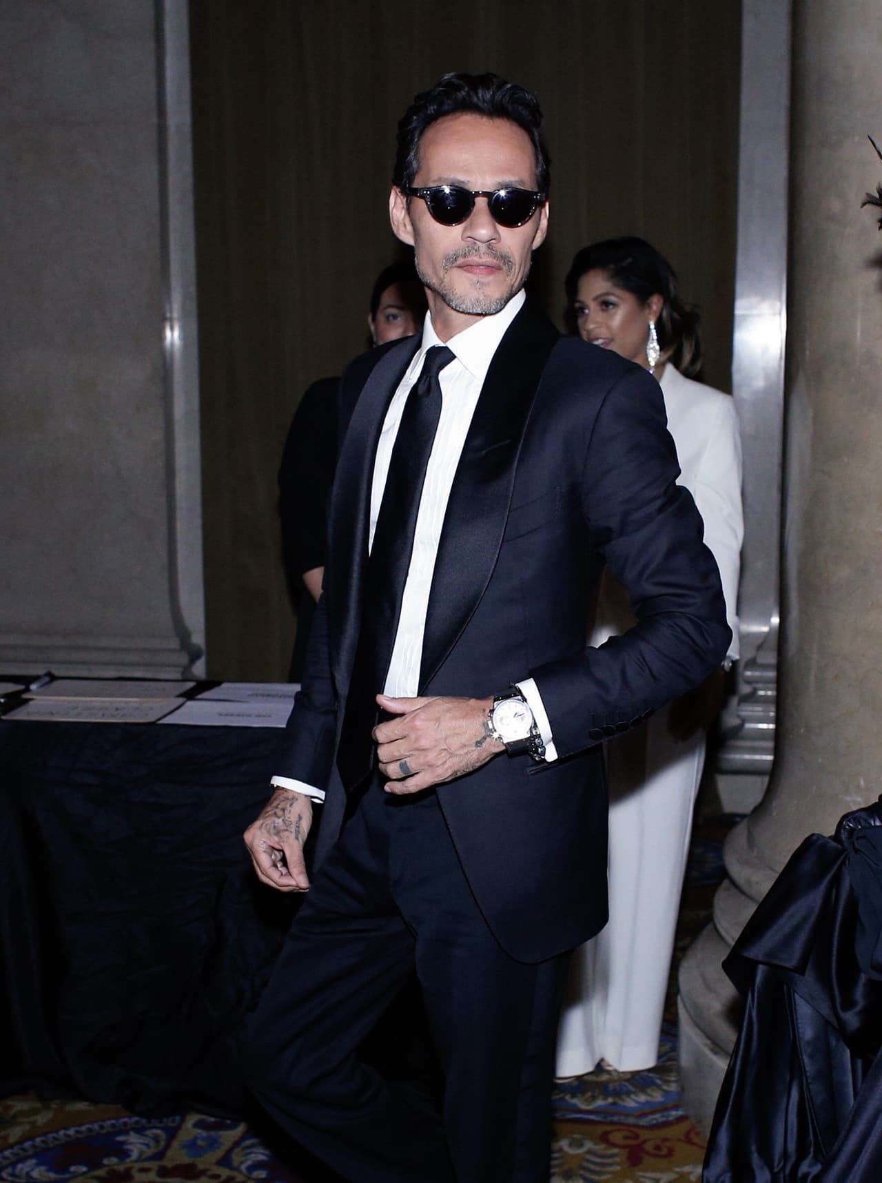 El cantante, quien promociona su más reciente sencillo 
<b><a href="https://www.univision.com/shows/premio-lo-nuestro/marc-anthony-abrira-la-noche-de-premio-lo-nuestro-con-el-estreno-de-su-tema-tu-vida-en-la-mia-fotos" target="_blank">'Tu vida en la mía'</a></b>, no hizo expresiones sobre el reciente compromiso de su exesposa 
<b><a href="https://www.univision.com/famosos/de-rodillas-y-con-el-mar-de-testigo-asi-a-rod-le-pidio-matrimonio-a-jennifer-lopez-fotos" target="_blank">Jennifer López con Alex Rodríguez </a></b> y tampoco sobre el estado de salud de 
<b><a href="https://www.univision.com/entretenimiento/dayanara-torres-revela-que-padece-cancer-y-ya-se-ha-sometido-a-dos-cirugias-video">Dayanara Torres</a>, </b>con quien también estuvo casado y procreó dos hijos.