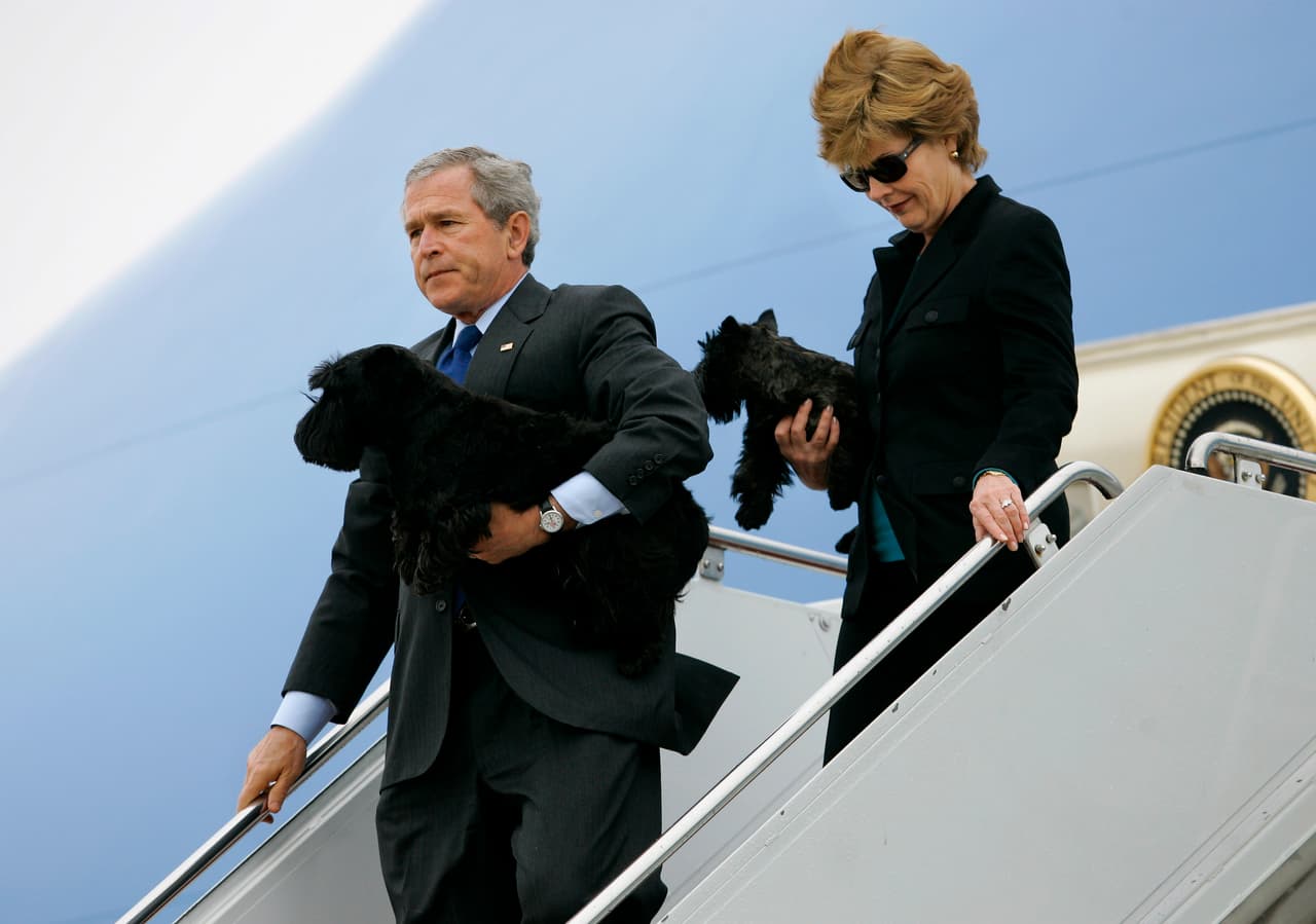 George W Bush, sucesor de Clinton, tuvo tres perros. En la fotografía con su esposa Laura llevando en brazos a Barney y Miss Beazley, dos Terrier Escoceses.