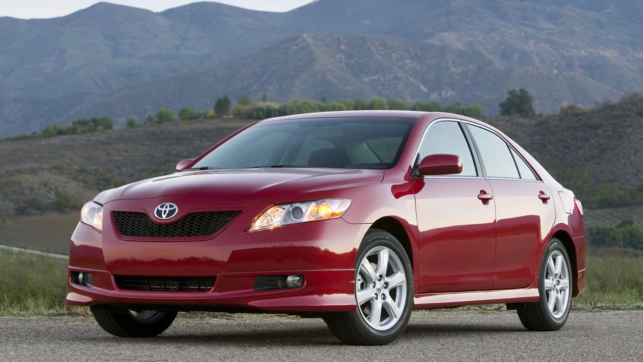 <h3 class="cms-h3-H3">12. Toyota Camry</h3>
<br>El 11.5% de los dueños del sedán mediano de Toyota, el auto de tres volúmenes más popular en Estados Unidos, lo mantiene en sus manos por más de 15 años, lo que representa 1.5 veces más que el promedio de personas que mantiene sus autos nuevos por más de 15 años.
<br>En la imagen vemos un Toyota Camry 2007.