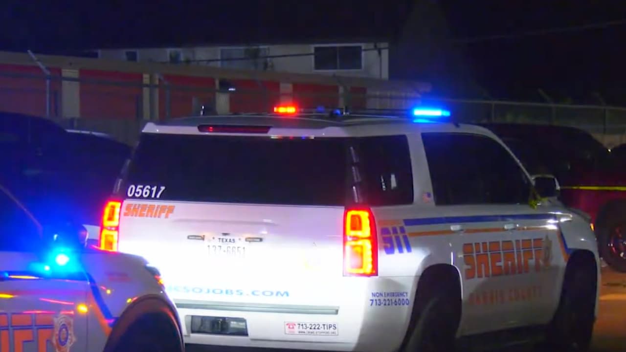 Investigan el hallazgo de un hispano con múltiples heridas de bala junto a un contenedor de basura en Texas