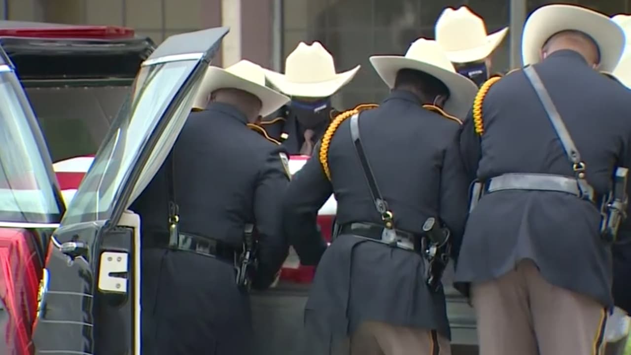 El sargento Scholwinski fue recibido con todos los honores al llegar al templo ubicado en la cuadra 1915 del FM 1960.