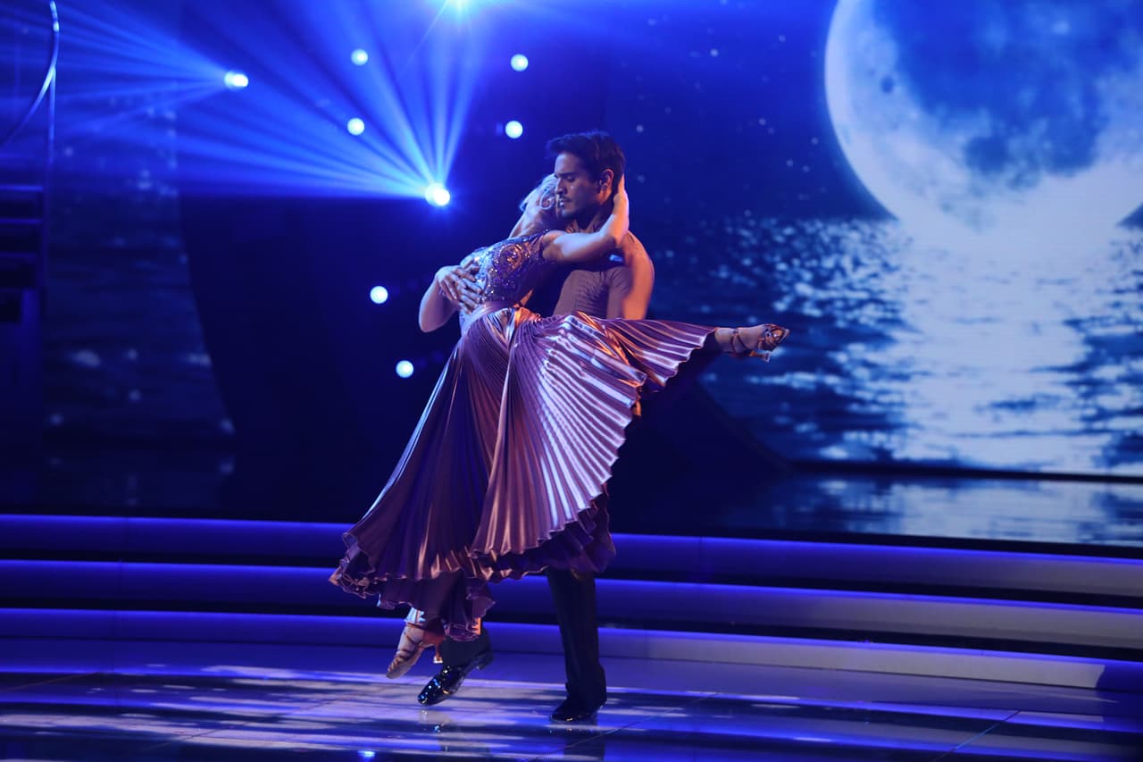 En la cuarta gala, el cantante pudo realizar un vals vienés.