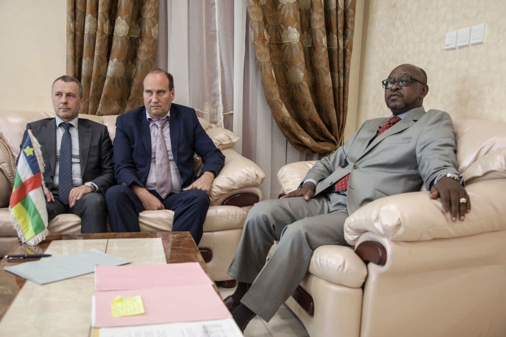 (De izq a der) El primer secretario de la embajada rusa en la República Centroafricana, Victor Tokmakov, el consejero especial de seguridad del presidente centroafricano, Valeriy Zakharov, y el ministro de Comunicación y portavoz del Gobierno, Ange Maxime Kazagui, se reúnen para discutir el asesinato de tres periodistas rusos durante un viaje en la República Centroafricana en julio del 2018. Rusia dijo que no se encontraron signos de tortura en los cuerpos de los tres periodistas Kirill Radchenko, Alexadner Rastorguyev y Orkhan Dzhemal. Estaban informando sobre la supuesta presencia del llamado Grupo Wagner, una empresa que envía mercenarios rusos.