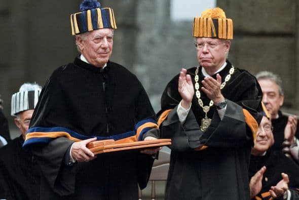 También fue reconocido en en septiembre pasado en México por la Universidad Nacional Autónoma de México, que el otorgó el Doctor Honoris Causa al escritor peruano.