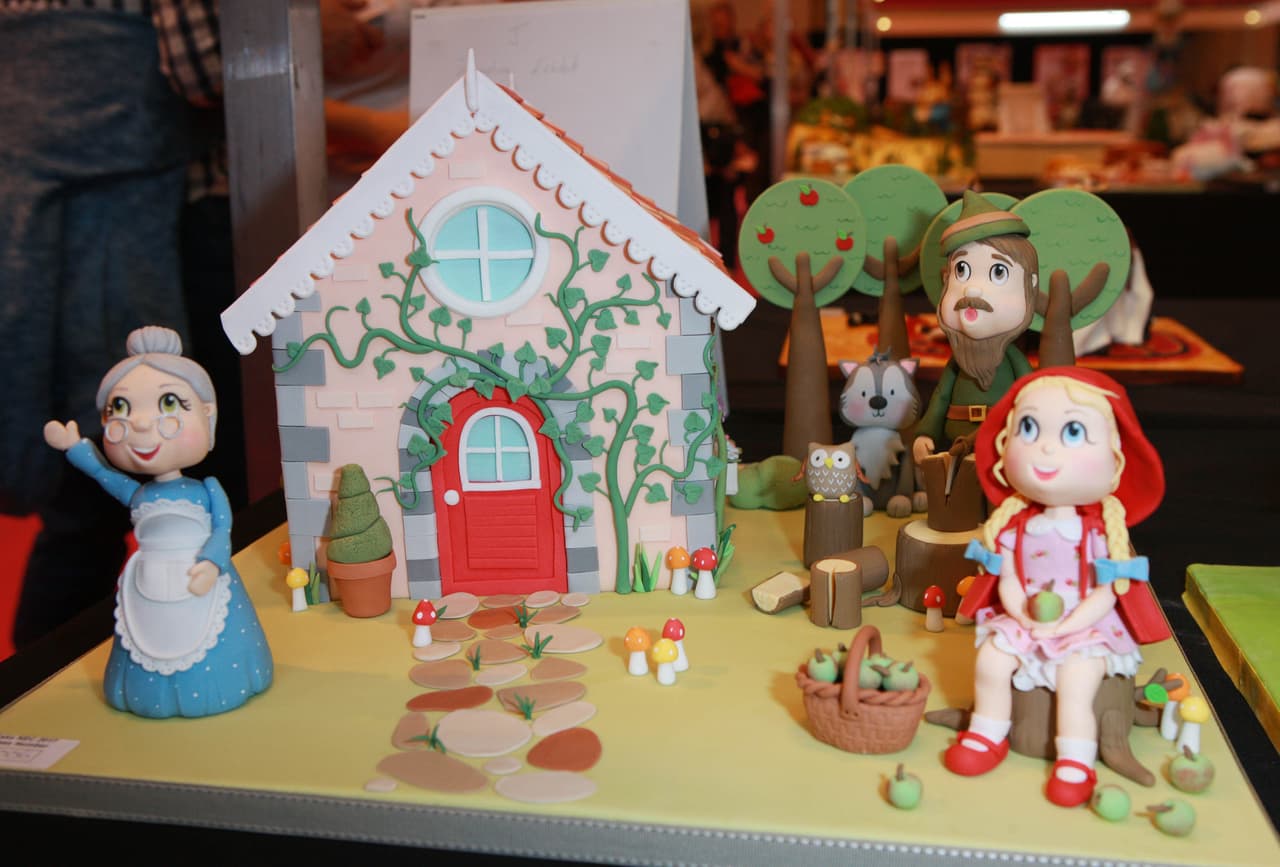 La competencia de pasteles mundial, Cake International, exhibió pasteles que llevan la decoración culinaria a lugares inesperados, con repostería en forma de personajes de películas, pájaros, perros y hasta un bebé. El show se llevará a cabo del 17 al 19 de marzo en Birmingham, Inglaterra.