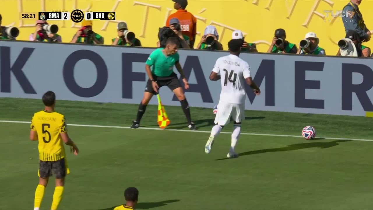 ¡Insólito! Tchouaméni agarró el balón con las manos dentro del campo