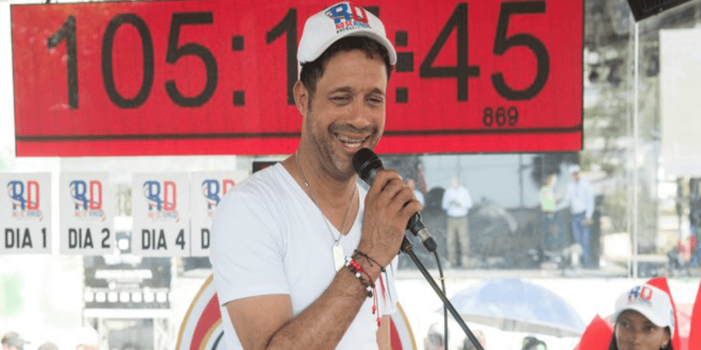 Cantó durante casi 5 días y, por un detalle, Carlos Silver terminó sin récord Guinness y en el hospital