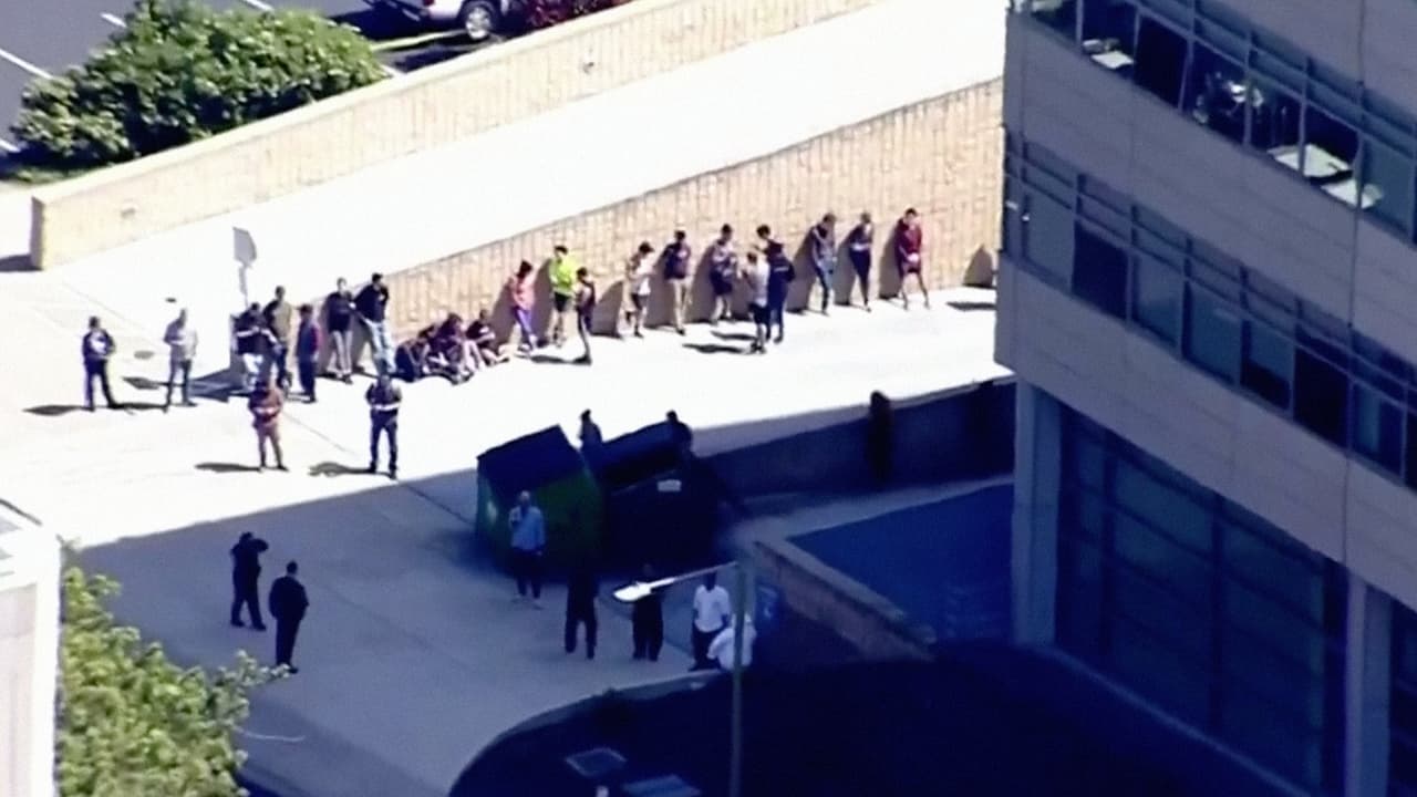 Los empleados fueron evacuados durante la emergencia y muchos de ellos reportaron en sus redes sociales lo que ocurría.