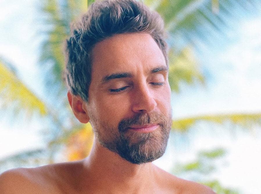 Fue hasta octubre cuando la hija de Eugenio Derbez la contestó al mismo tiempo en que por esas fechas ya se rumoraba de una 
<b><a href="https://www.univision.com/famosos/aislinn-derbez-responde-a-demanda-de-divorcio-de-mauricio-ochmann-mientras-la-relacionan-con-un-empresario-fotos" target="_blank">supuesta nueva relación amorosa</a></b> con el empresario Jesh de Rox.
<br>