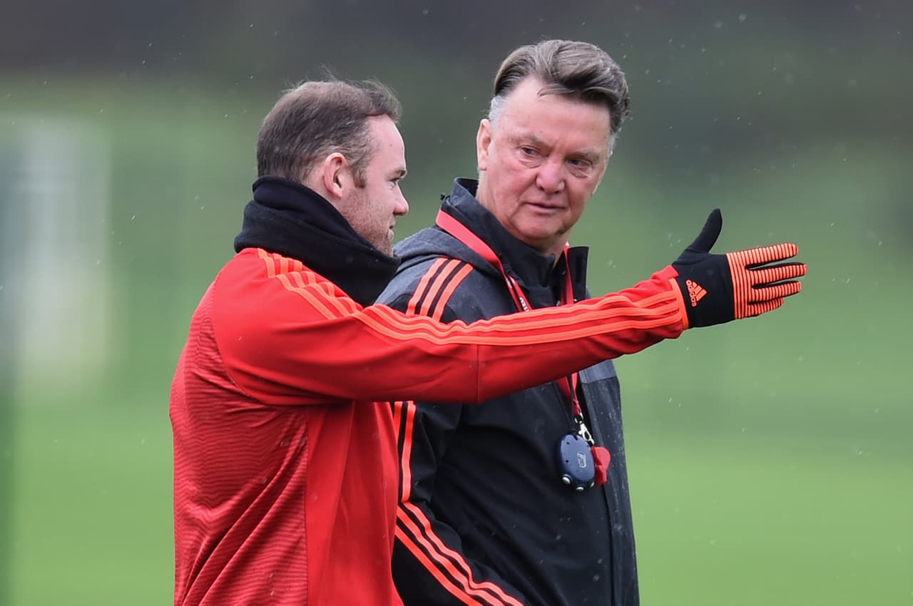 Rooney: 'Nosotros luchamos por el entrenador (Van Gaal)'