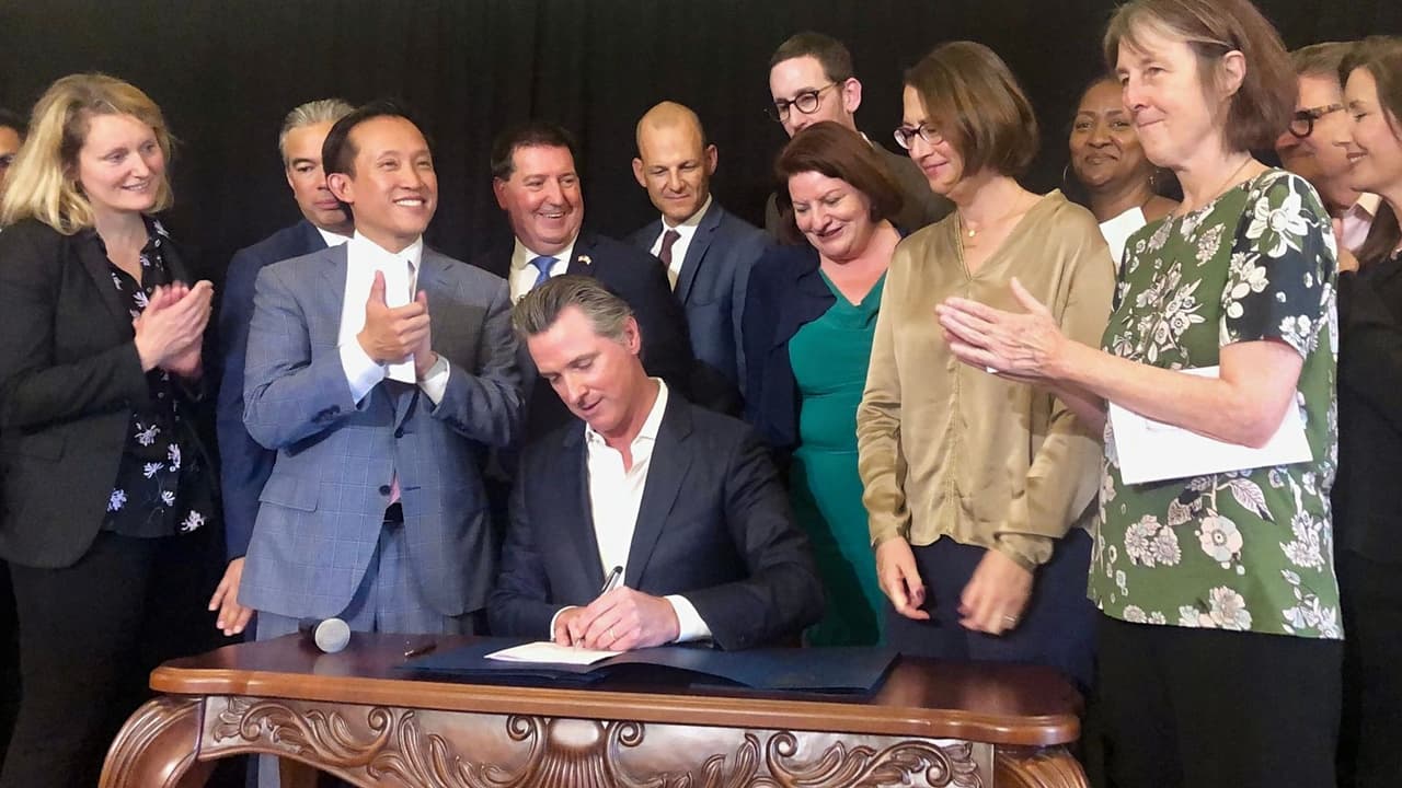 Gobernador firma nueva ley de control de renta que beneficiará a 8 millones de residentes en California