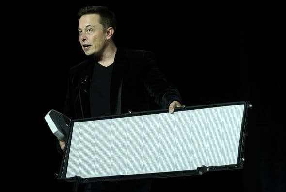 Tesla siempre da un paso más allá y ha prestado atención a un tipo de seguridad habitualmente ignorada. Se instaló un filtro de aire HEPA, que permite una capacidad de filtración de partículas, virus y bacterias centenares de veces superior a la norma, que permite equiparar la pureza del aire interior con la de un quirófano.