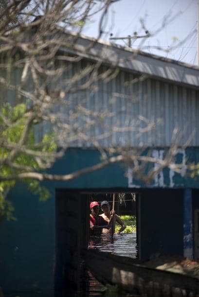 La temporada de lluvias, ocasionada por el fenómeno de La Niña, deja además 2.2 millones de damnificados, cientos de viviendas, escuelas, carreteras y otras infraestructuras dañadas, así como 1.3 millones de hectáreas de tierra inundadas.