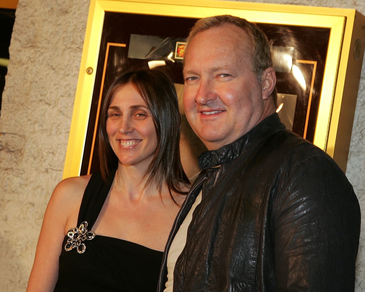 La pareja, que en la imagen aparece en la premiere de Brokeback Mountain en 2005, ha pasado la última década huyendo de lo que Quaid describe como una "persecución" cuyo fin es exterminar a estrellas de Hollywood. 
<br>
<br>El matrimonio comenzó a decir que eran perseguidos por una "mafia" que también era responsable de la muerte del actor Heath Ledger y de la cantante Britney Spears. 
<br>
<br>El matrimonio también ha sido acusado de robo y fraude por falsificar una tarjeta de crédito y ha protagonizado videos pornográficos en los que ella usa una máscara del dueño de NewsCorp, Rupert Murdoch, propietario de la cadena Fox News.