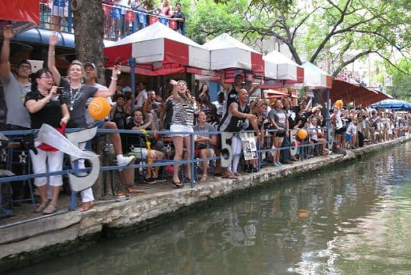 Photos: Spurs Championship Parade 2014 Barges