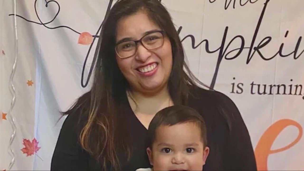 Mientras que el Departamento de Bomberos de Houston continúa investigando las causas del incendio en el 218 de Heaney, cerca de Tidwell Rd, entre la I-45 y Hardy Toll Rd.
<br>
<br>Familiares y amistades se reunieron en la funeraria La Paz para darle el último adiós a 
<b><a href="https://www.univision.com/local/houston-kxln/hispana-giovanna-cabrera-rescatar-bebe-gabriel-casa-incendiada-mueren-houston" target="_blank">Giovanna Cabrera, de 31 años, y a su hijo Gabriel, de 1 año, quienes perdieron la vida el sábado 3 de febrero. </a></b>