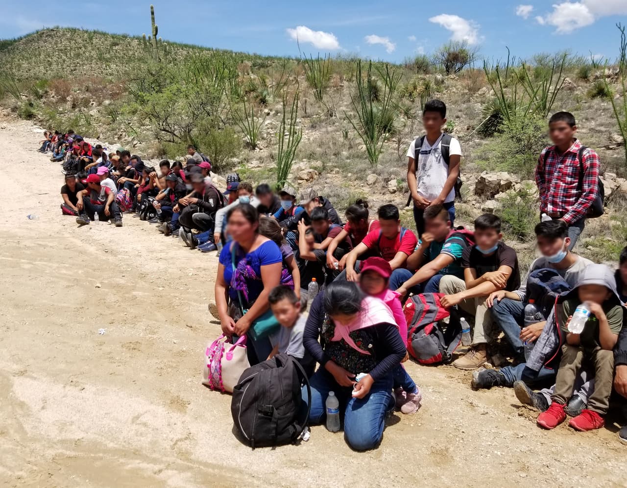 Julio 9 - Más de 100 migrantes se entrega en la tarde cerca de Sasabe. Más de 90 eran niños de Guatemala. Los dejaron bajo un calor de más de 100F.