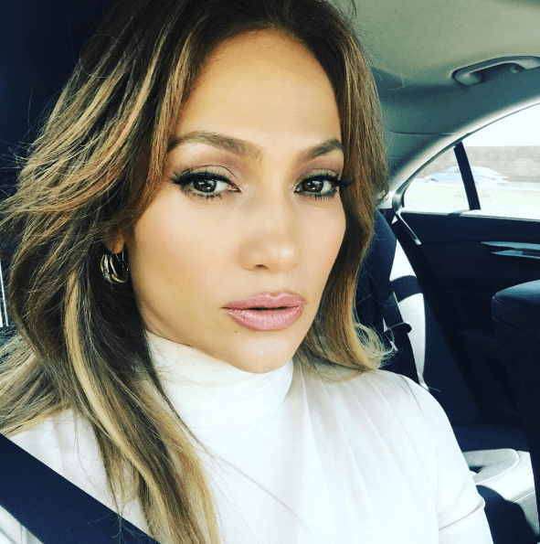 Jennifer Lopez se une a esta lista con sus looks claros más impactantes.