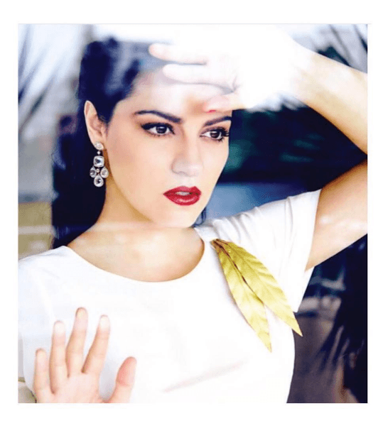 Ella es súper elegante, con su oscura cabellera, labos rojos y tremendos ojos negros, ella es bellísima.