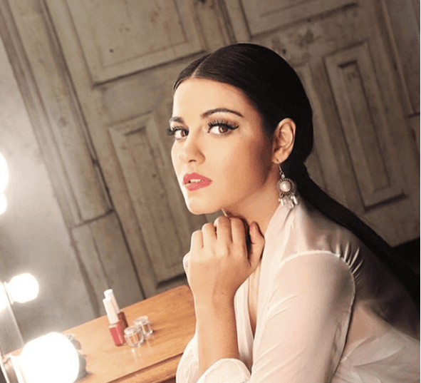 Maite Perroni y su cabellera negra se ven de lo mejor en colores blancos.