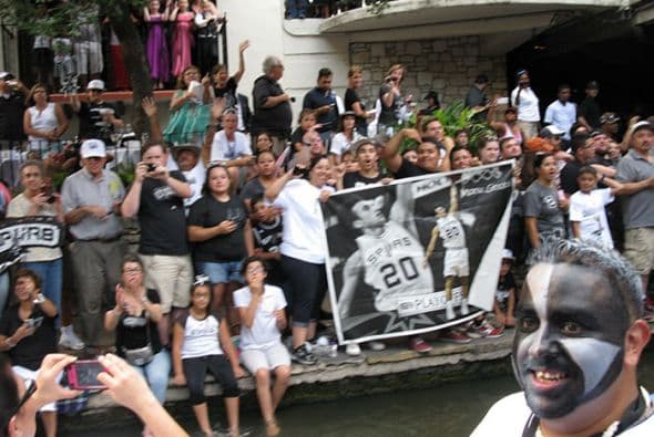 Photos: Spurs Championship Parade 2014 Barges