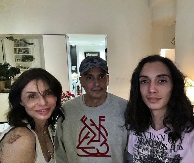 Ese mismo día la madre del adolescente realizó otra publicación, que modificó poco después, en la que reveló la posible
<a href="https://www.univision.com/famosos/nieto-robert-de-niro-leandro-causa-muerte"><b>razón por la que su hijo perdió la vida</b></a>.
<br>