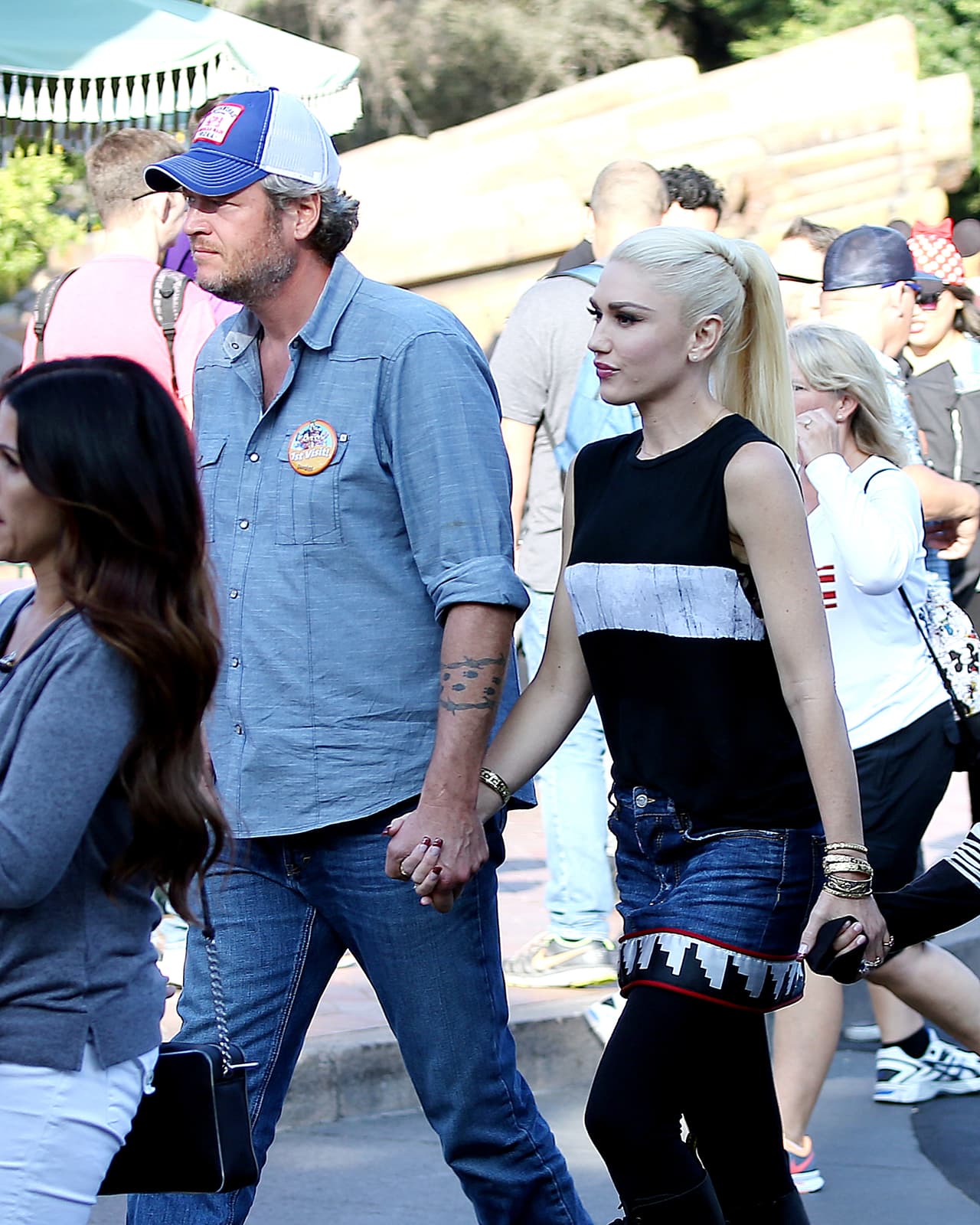 Iban tomaditos de la mano en el parque.