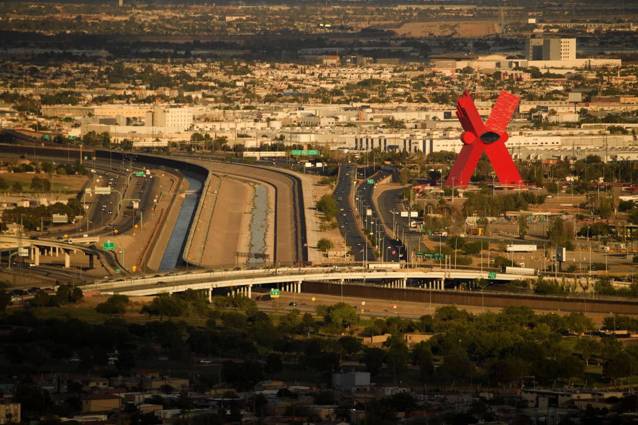 Debido al incremento de la violencia, desapariciones y robos, el gobernador electo de Nuevo León, 
<b>Samuel García Sepúlveda</b>, tiene entre sus propuesta la creación de la carretera La Gloria-Colombia.