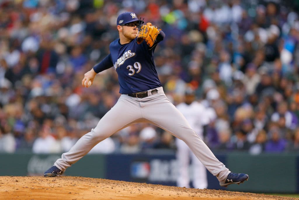 En séptimo y octavo capítulos entró a imponer la ley y el orden Corbin Burnes, quien despachó sin daño esos episodios y se apuntó el triunfo al tirar 2.0 innings en labor de relevo.