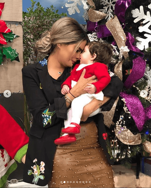 "'Cumple' (cumpleaños) de mi ahijada María. Igualita a mí, ¿o no compadres?", fue lo que 
<b><a href="https://www.instagram.com/p/By2hRDVAkRv/" target="_blank">escribió la conductora</a></b> de Hoy, etiquetando a Inés y a su esposo Víctor Manuel.