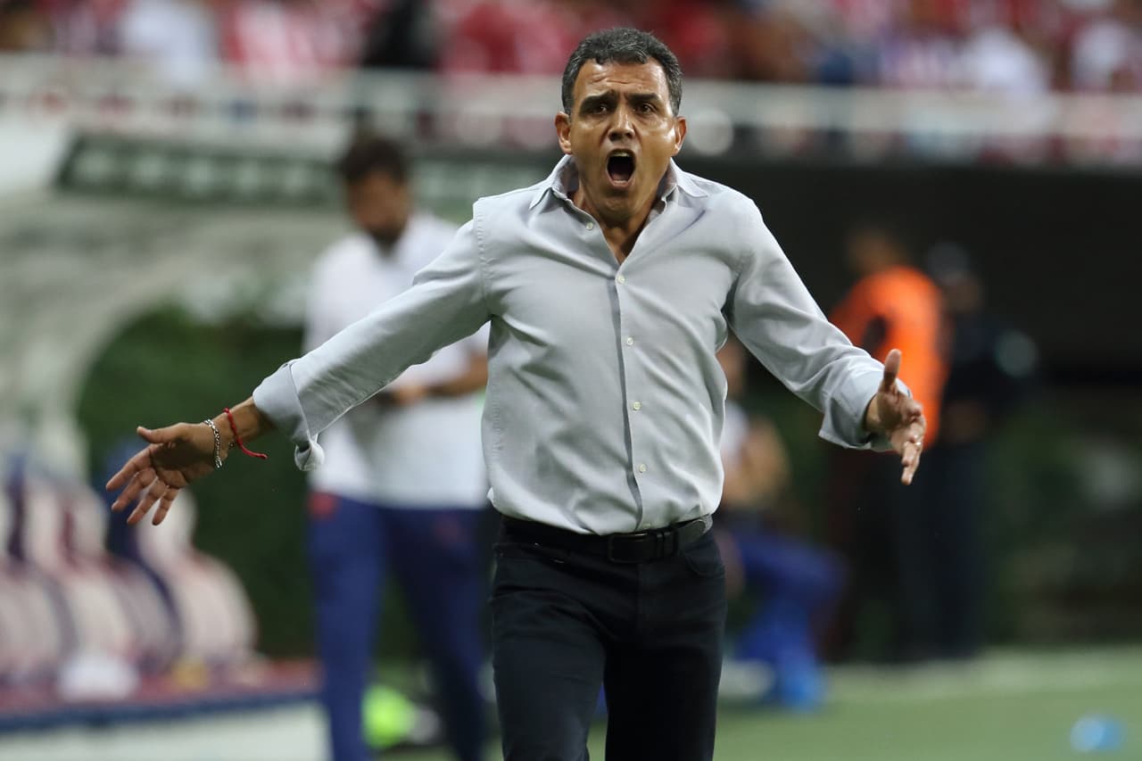 Cadena, desesperado, reclamaba todo.