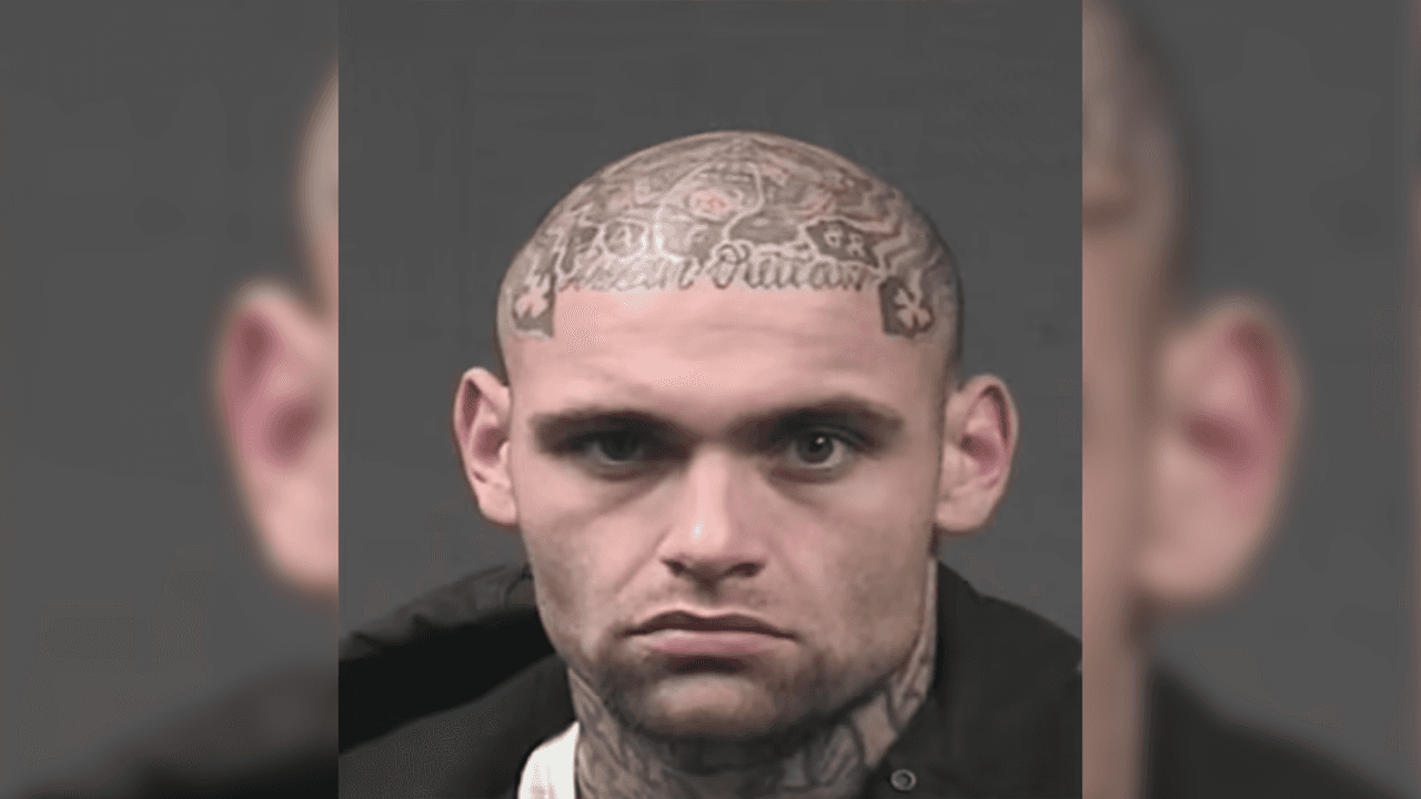 Oficiales en Texas buscan a un sospechoso de secuestrar y golpear a su pareja por su forma de vestir