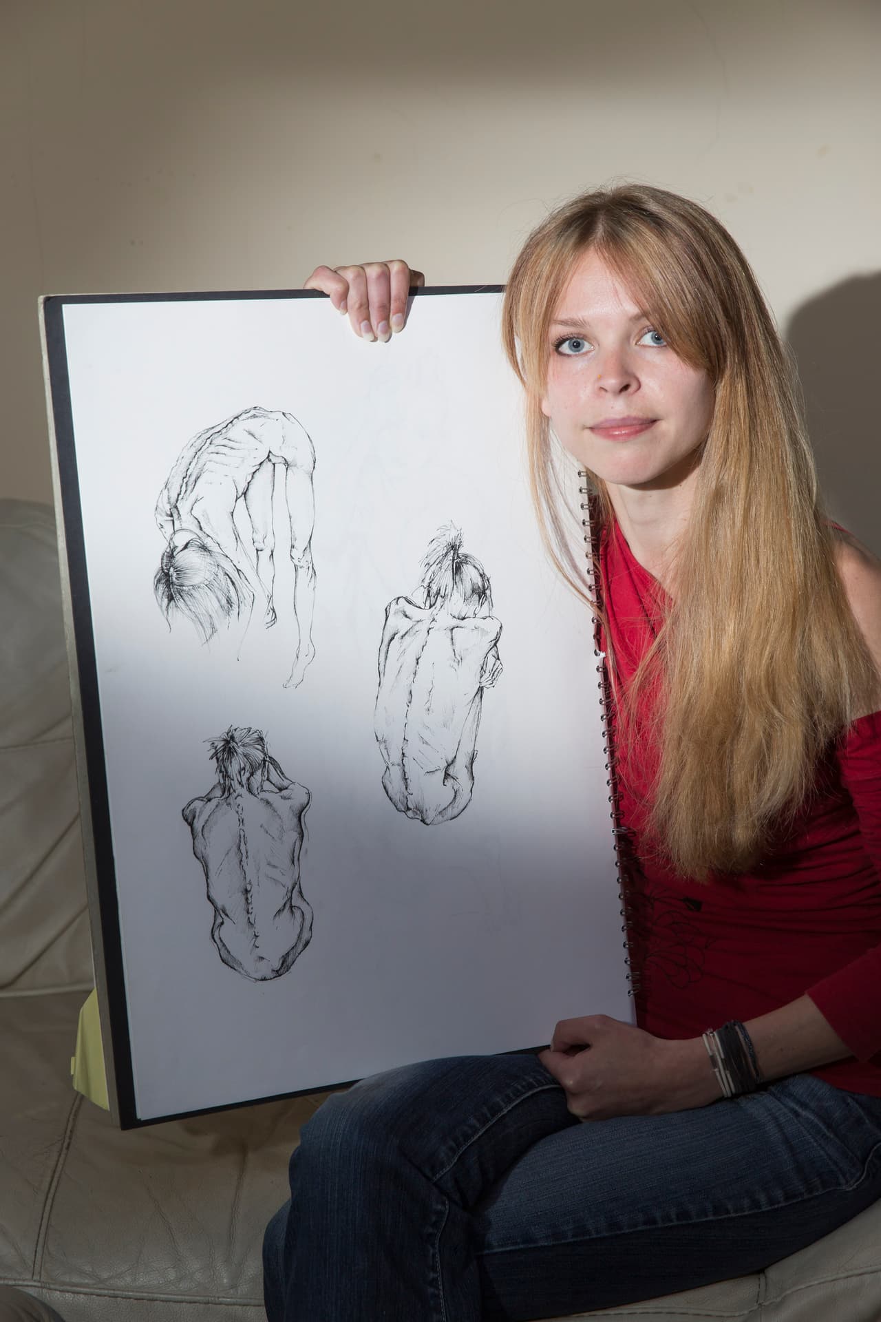 ¡Entonces, repentinamente, Anneka dejó de dibujar gente lúgubre y recibió ayuda para alojarse en una organización mientras se recuperaba de su enfermedad!