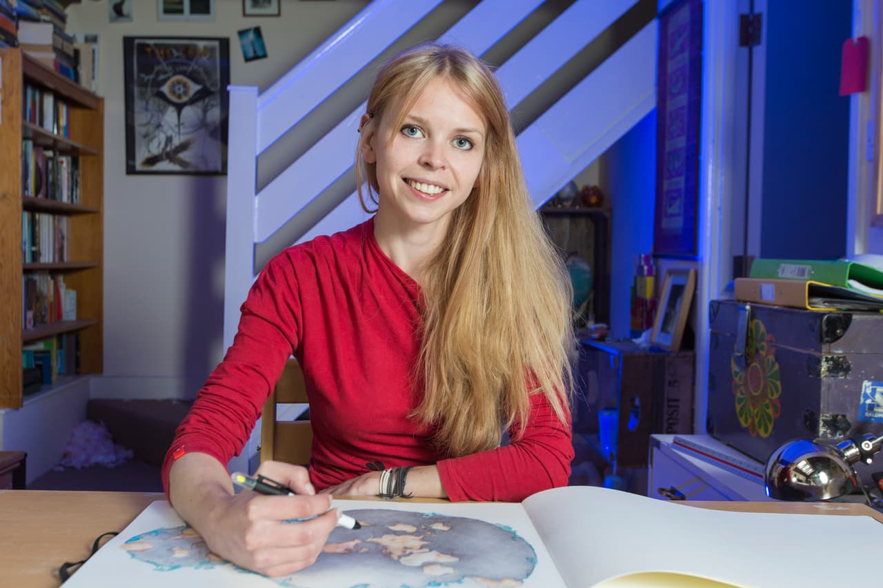 La joven de Leamington Spa, Warwickshire, dibujaba muchas veces a la misma mujer.