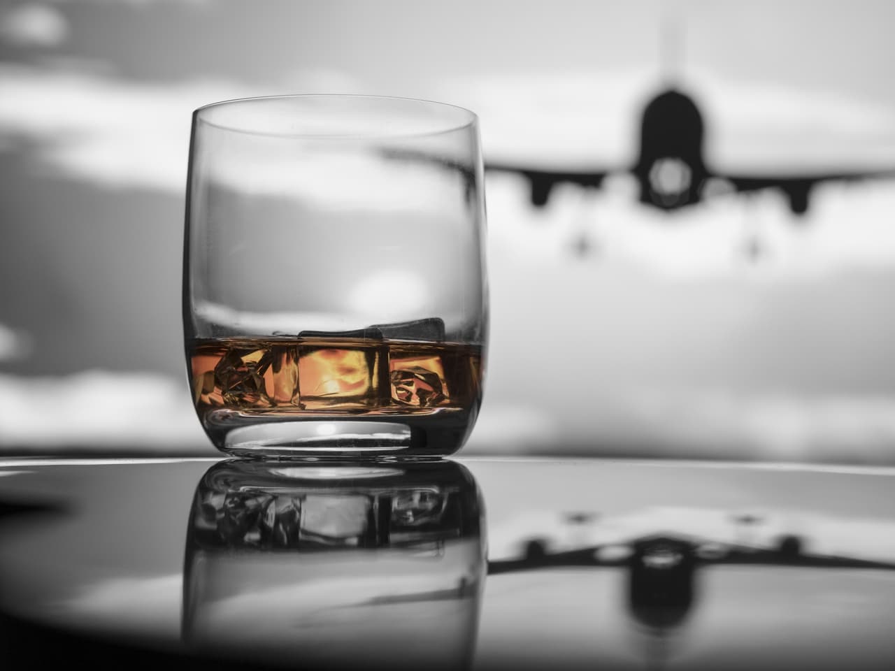 <b>Beber alcohol en exceso</b>
<br>Estar alcoholizado es motivo para no dejar subir al pasajero al avión sin importar qué tan largo o lejos sea su destino. Lo mismo aplica para cuando ya se está en el vuelo. No es malo tomar un trago para relajarse o incluso poder dormir durante el vuelo, pero pensar que se está en su propia fiesta y salirse de control podría ameritar un arresto en caso de que el personal de la aerolínea así lo considere.