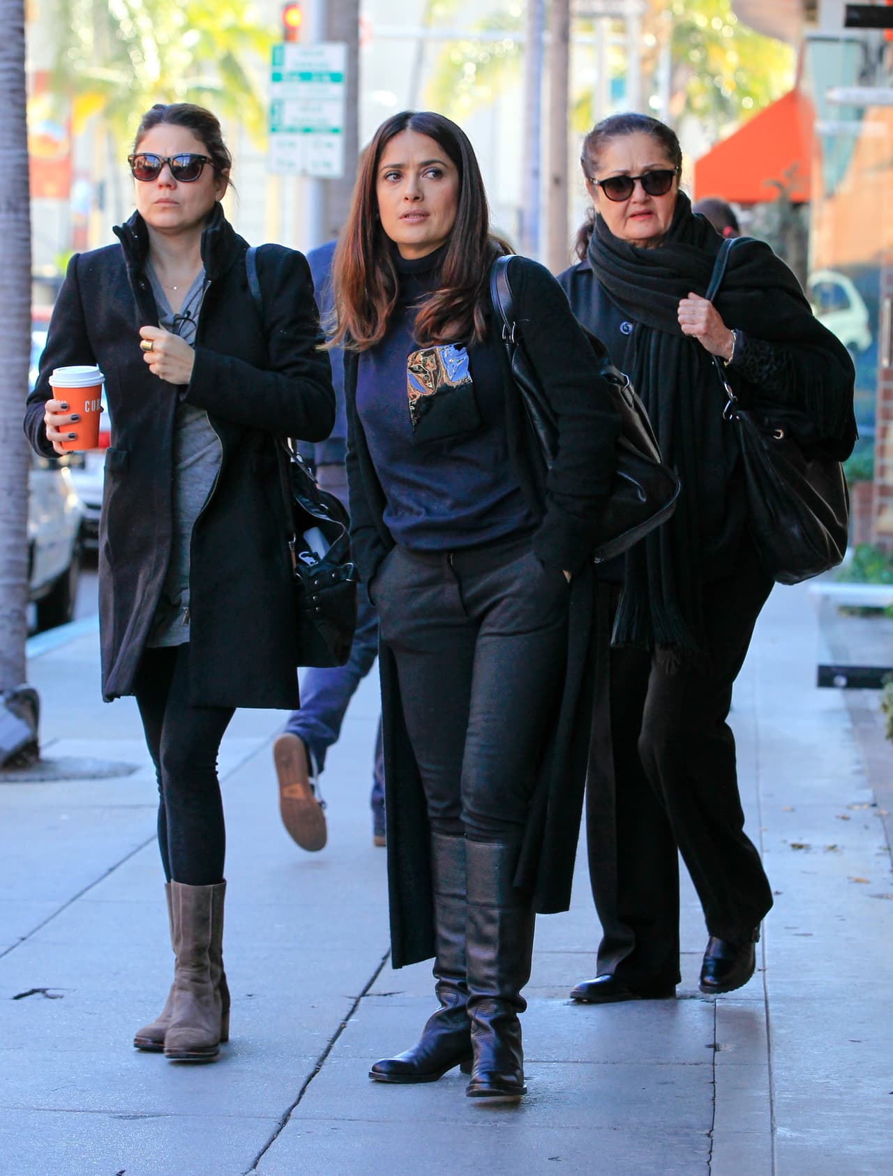 Mira más fotos de Salma paseando con su mami.