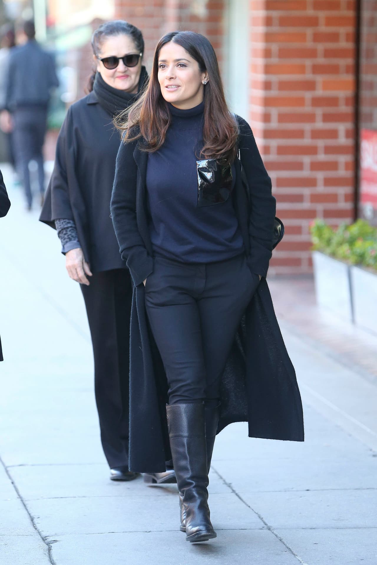 Tal vez justamente estaban buscando un regalo para ella.