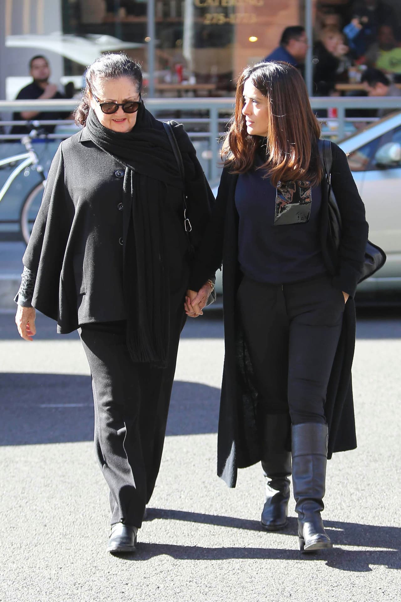 Salma Hayek sale de shopping con su madre, Diana Jiménez.