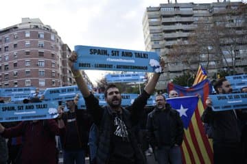 Los grupos de Tsunami Democàtic ya se reunen para protestar camino al Camp Nou. El movimiento independentista cuenta con 100 mil cartulinas con el lema 'Spain, sit and talk', mismas que reparten a la gente para ser mostradas después del himno del Barça.