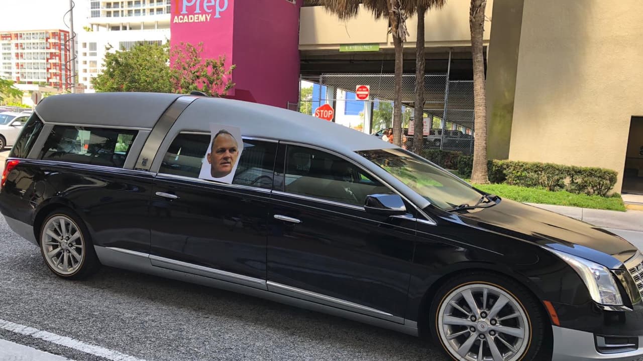 El rostro del comisionado de educación estatal Richard Richard Corcoran estaba en los carros fúnebres, después que ordenó a la junta escolar abrir las escuelas el 5 de octubre.