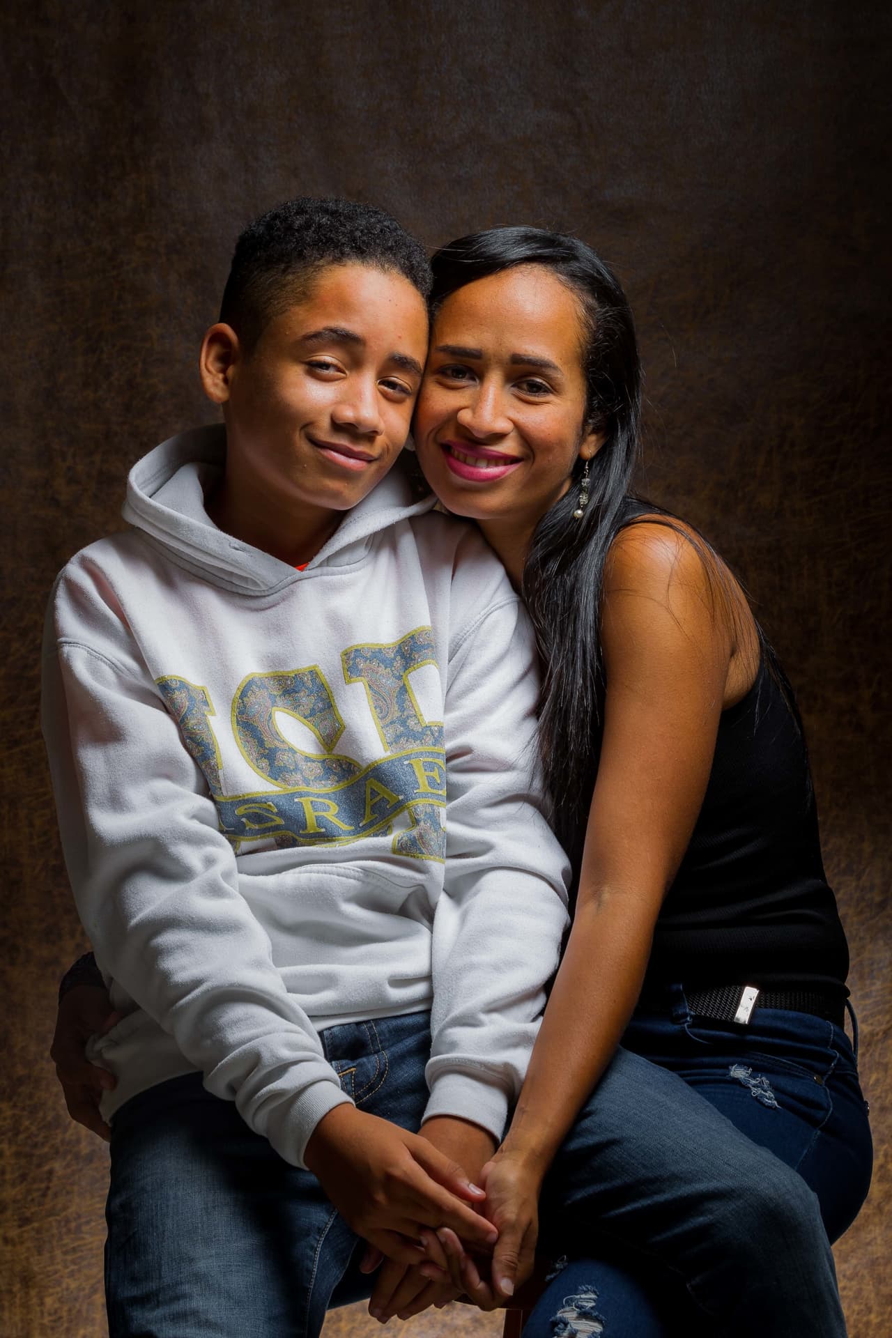 Jerson, de 14 años, con su madre, Verioska Martínez. Sufre de aplasia medular severa. El Trombopac, un medicamento que podría ayudarle, no se puede conseguir en Venezuela. Quien tiene la suerte de encontrarlo, puede llegar a pagar 800 dólares por él. Además, los niños necesitados de transfusiones deben tomar un medicamento que ayuda a reducir la sobrecarga de hierro en la sangre. A finales del pasado año dejaron de tomarlo porque el Estado ya no se lo proporciona y es muy difícil de conseguir en el país.
